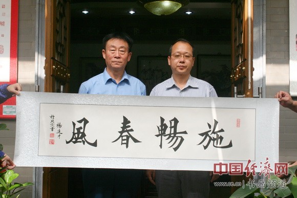 国画大师杨进才(左)赠送书法并与纪晓岚纪念馆馆长李新永(右)合影