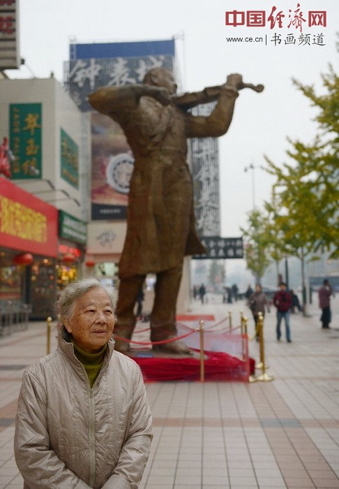 聂丽华女士站在王府井聂耳雕塑前