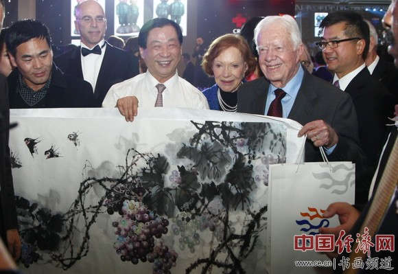 李泽存(左)与恩师吴东魁(中)、美国前总统卡特夫妇合影