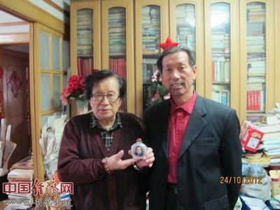 北京师范大学教授李燕杰(左)与内画艺术大师姚文吉(右)合影