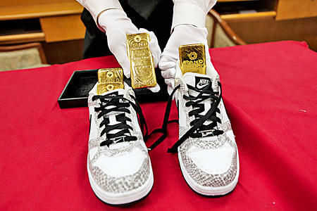 港男鞋底暗藏四块走私黄金遭查获。