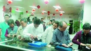 市民排队购买抗震救灾邮票。 通讯员 供图