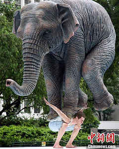 法国雕塑《摩西五书》 中新社发 洪少葵 摄