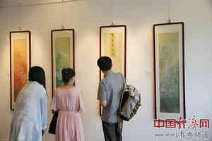 游客观赏展出的画作 中国经济网记者李冬阳摄