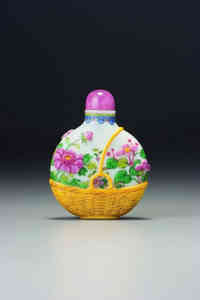 1-238-AN IMPERIAL ENAMELLED GLASS 'FLOWER BASKET' SNUFF BOTTLE