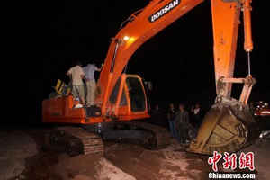 图为大型机械将被困人员救出。 洪文乐 摄