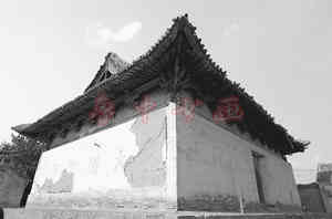 保存还算完整的大殿墙皮大块脱落。