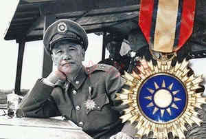 蒋介石生前经常佩戴&ldquo;青天白日勋章&rdquo;(右图)到各地巡视。 图片来源：台湾《苹果日报》