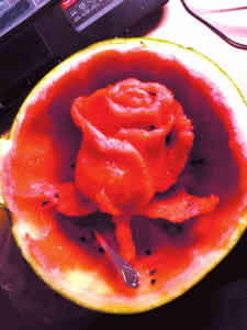 钱伟铖用勺子和刀雕刻各种各样的图案。 读者钱伟铖供图