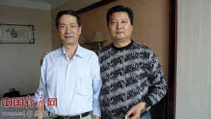 张宝志(右)与书画大家崔国一(左)合影 中国经济网记者李冬阳摄