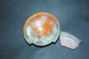 这个褐红色的小油灯一点都不打眼,身上满是疤痕。