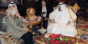 希拉里访问沙特阿拉伯时，沙特国王阿卜杜拉赠送给希拉里的一套镶有水滴状红宝石和钻石的全套白金首饰，价值约50万美元