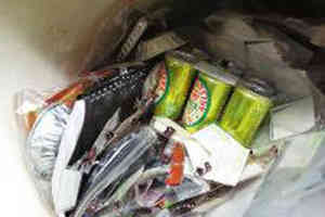 内有笔记本、啤酒等物