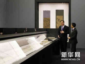 （国际）（2）英国首相卡梅伦参观“700-1900：中国古代绘画名品特展”