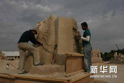 （国际）（1） 正在建设中的科威特&ldquo;沙雕村&rdquo;