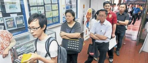 集邮爱好者一早就前往邮政局, 排队购买以马为主题的首日封及特种邮票, 排队队伍已经排到门外。