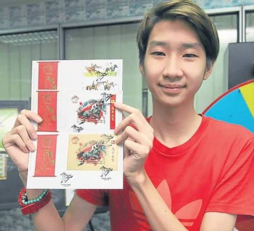 大马邮政公司推出的马年首日封也受到学生的欢迎, 图为邹宇杰拿着一套三款的首日封。