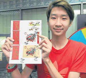 大马邮政公司推出的马年首日封也受到学生的欢迎, 图为邹宇杰拿着一套三款的首日封。