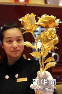#（晚报）（2）&ldquo;黄金玫瑰&rdquo;迎情人节