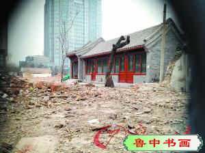 在围蔽物孔眼中拍摄到的梁林故居原址。