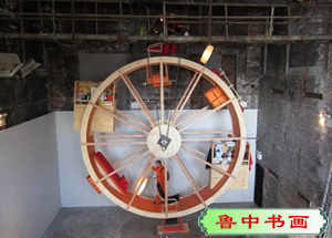 美艺术家住进巨型仓鼠滚轮吃饭睡觉不离开(图)
