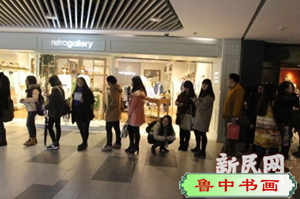 图说:现场购票观众需排队3小时才能进入展厅。新民网记者 沈文林 摄