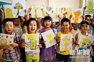 （社会）（2）小小童心画出&ldquo;世界杯&rdquo;