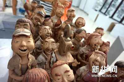 （晚报）（2）陶塑《看电影》引乡情共鸣