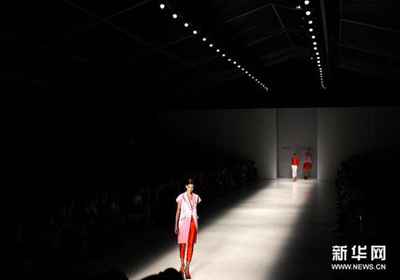 (国际)(5)中国设计师王陶作品亮相纽约时装周