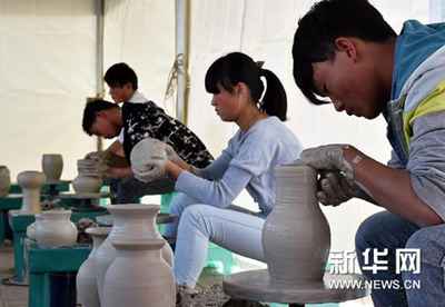 （晚报）（1）云南：华宁举行陶艺拉坯全国邀请赛