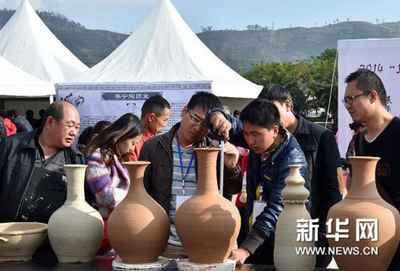 （晚报）（2）云南：华宁举行陶艺拉坯全国邀请赛