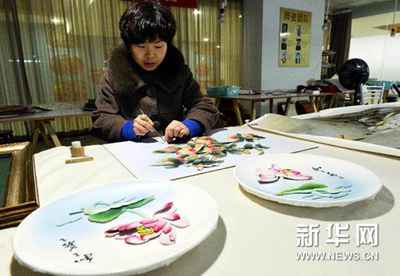 （晚报）辛集皮贴画：拼出五彩斑斓大世界
