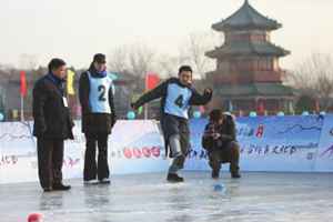 北京什刹海再现“冰上蹴球”300年前曾盛行(图)