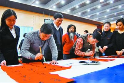 送演出、写春联，文化下乡农民乐。1月11日上午，省文联和锦州市文联“送欢乐下基层”慰问演出团来到凌海市双羊镇新站村，在龙年新春佳节即将到来之际，把丰富的文化活动送到乡亲们的家门口。