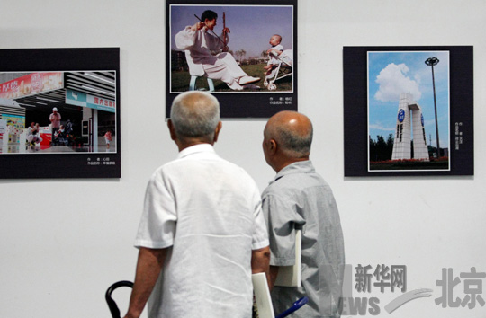 7月31日，台湖镇村民在观看展出的书画作品