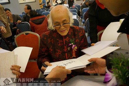 罗老向自治区博物馆捐赠《旭日东升》 。广西新闻网实习生 孔丹羽摄