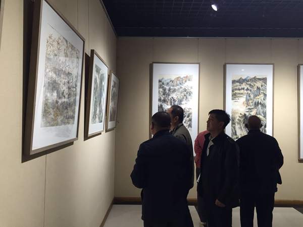 参观画展